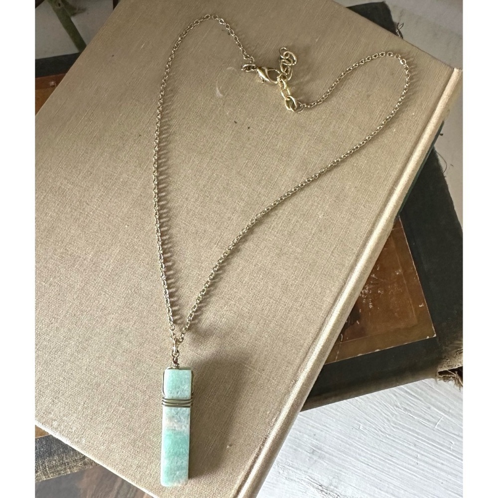 Gemstone pendant necklace